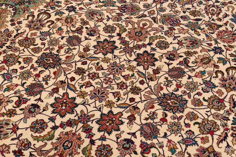 A Tabriz carpet, c. 292 x 210 cm.