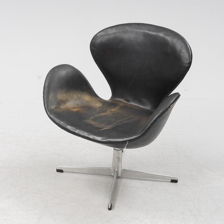 Arne Jacobsen, a 'Svanen' lounge chair from Fritz Hansen, 1960's.