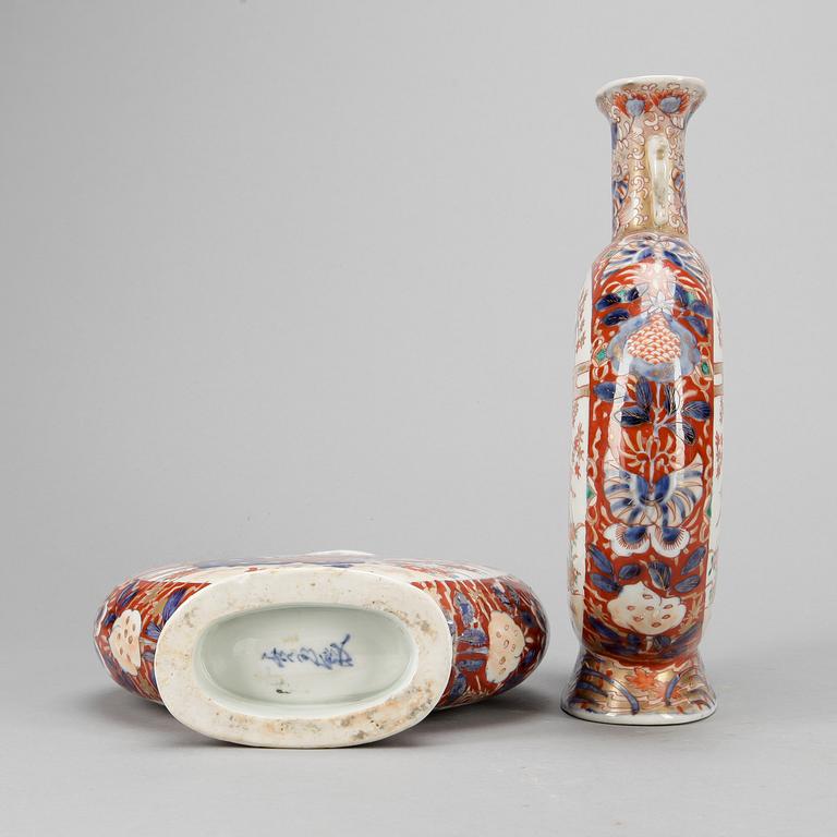 PILGRIMSFLASKOR, ett par, porslin, Japan, sent 1800-tal.