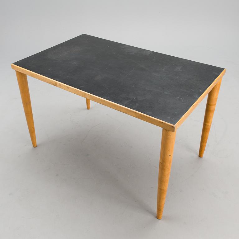 ILMARI TAPIOVAARA, SKRIVBORD OCH HURTS, från studentbostadskomplexet Domus Academica. Formgivna 1946/47.