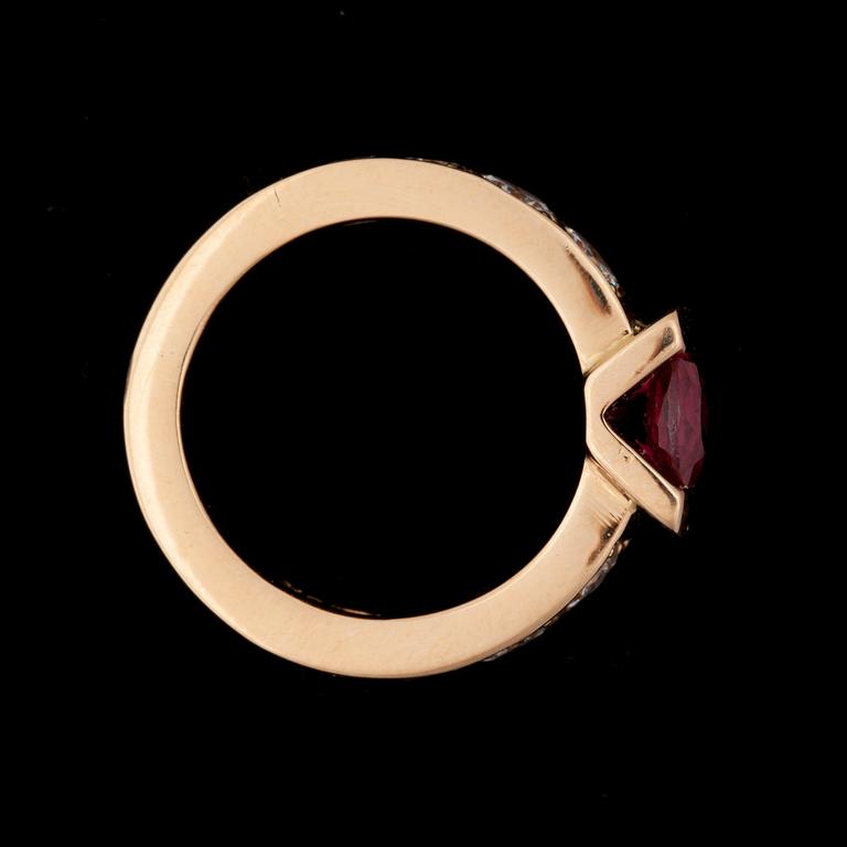 RING, rubin och 8st briljantslipad diamanter tot ca 1 ct.
