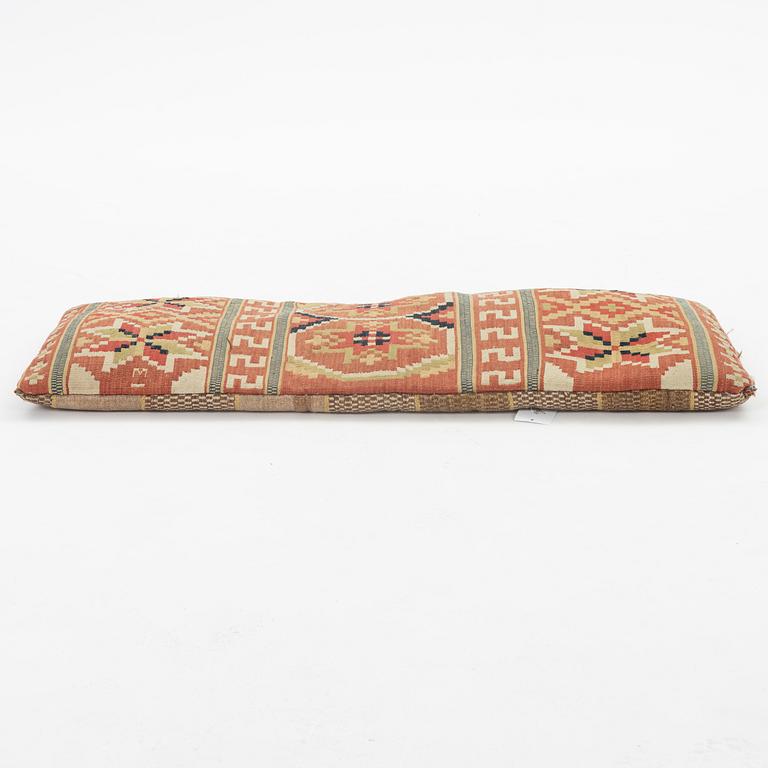 A carriage cushion, flat weave, ca 100 x 43 cm, Färs district, Scania, daterad 1833.