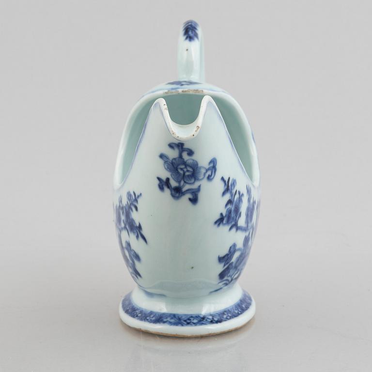 A blue and white ewer, Qing dynasty, 18th century.