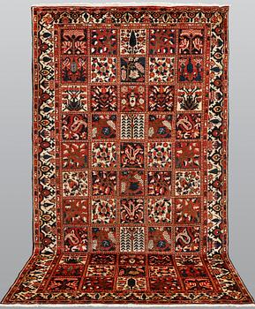 A Baktiari carpet, approx. 313 x 170 cm.