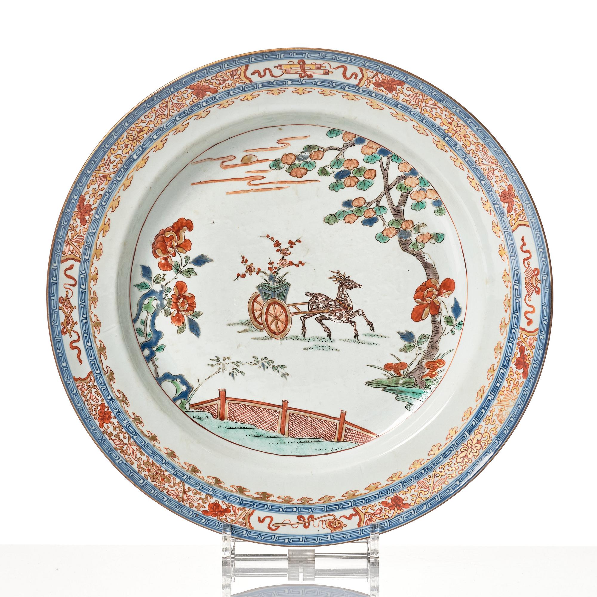 An imari verte dish and plate, Qing dynasty, early 18th Century.