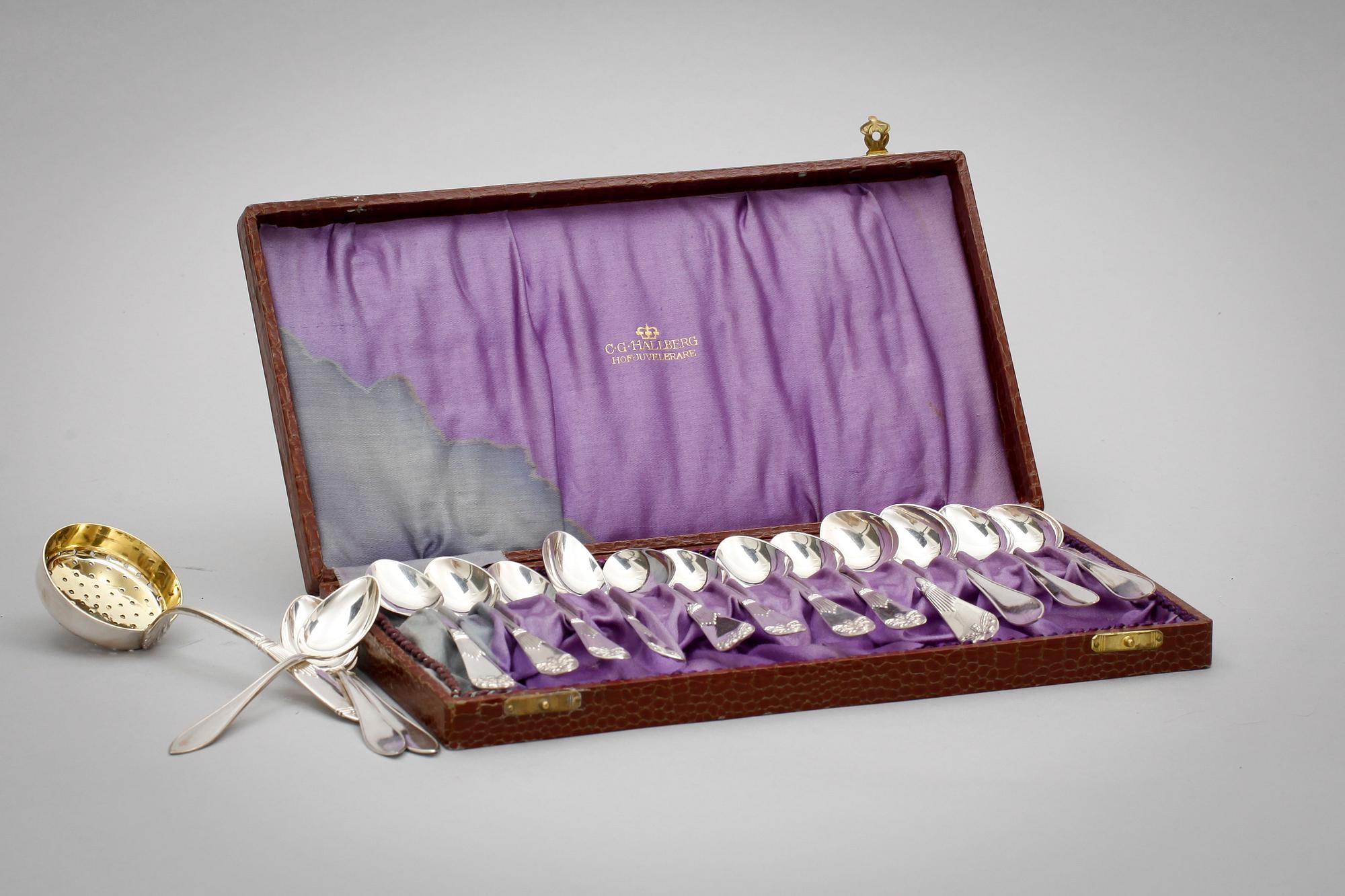 TESKEDAR, 15 st samt STRÖARE, silver, 1910/20-tal. Tot vikt 265 g.