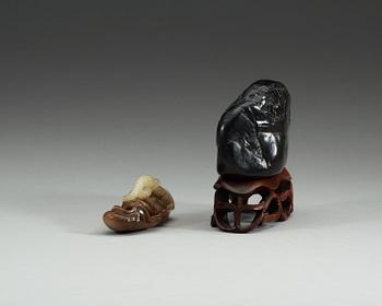 SKULPTURER, två stycken nefrit och svartgrön sten. Sen Qing dynastin (1644-1912).