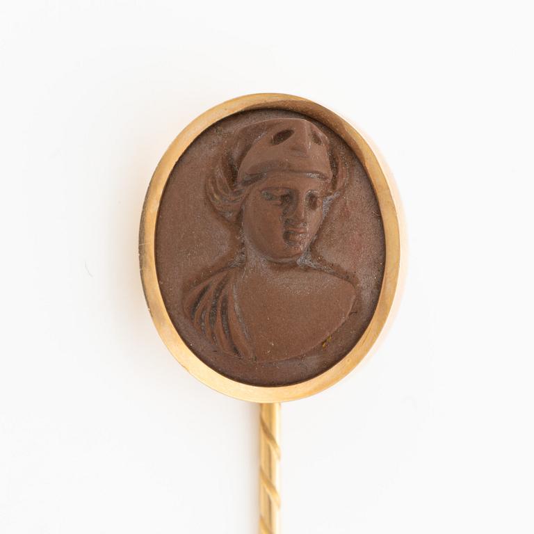 N L Dahlström & Co, kråsnål, 18K guld och lavasten camé, Örebro (verksamma 1913-1945).