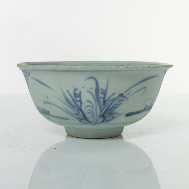 A Chinese blue and white porcelan bowl and a small vase, Ming dynasty (1368-1644).