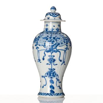 A blue and white vase, Qing dynasty, Kangxi (1662-1722).