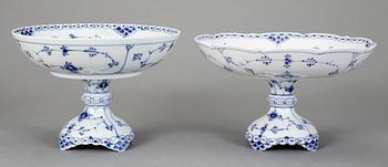 SKÅLAR PÅ FOT, "Musselmalet", Royal Copenhagen.