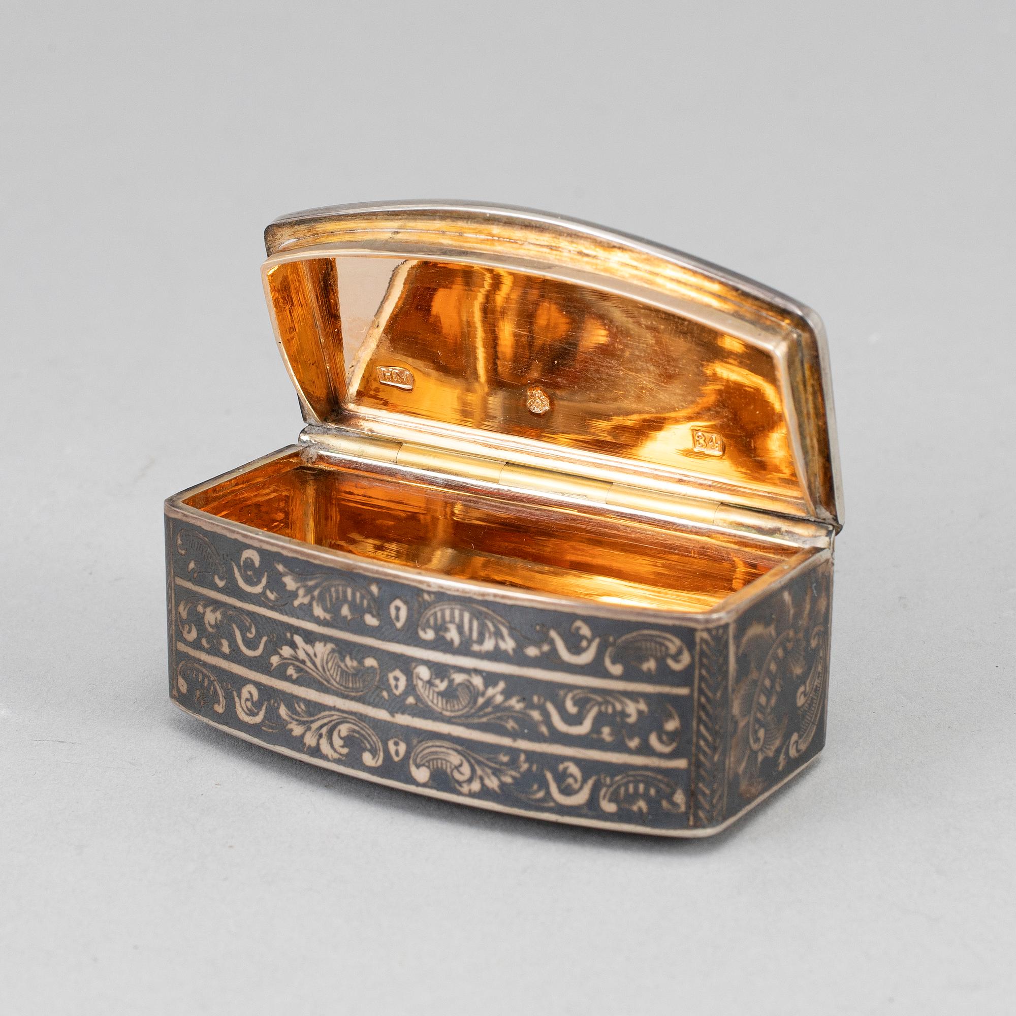 A Russian 19th century parcel-gilt silver and niello snuff box, mark of N. Michaelov, Moscow 1848.