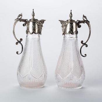 VINKARAFFER, ett par, 1800-talets slut, nysilver och slipat glas.