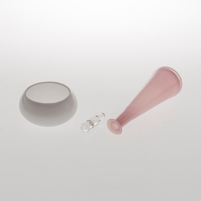 NANNY STILL, TULPALLINEN PULLO, "Tzarina", ja KULHO, lasia, signeeratut Nanny Still, Riihimäen Lasi Oy.