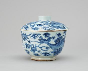 A blue and white bowl with cover, late Qing dynasty.