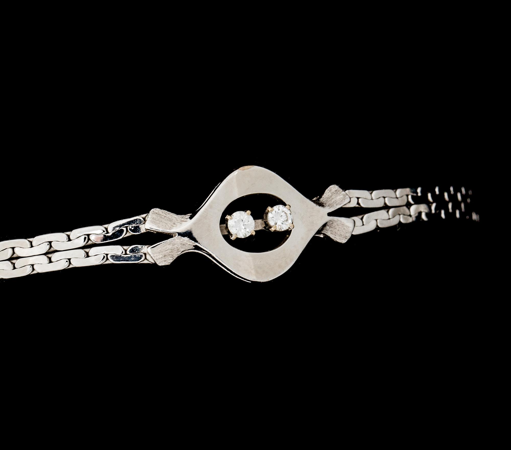 ARMLÄNK, 18 k vitguld med briljantslipade diamanter ca 0,06 ct. Vikt ca 7,5 g.