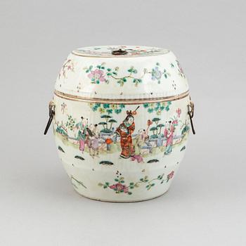 A famille rose barrel shaped food jar, Qing dynasty, circa 1900.