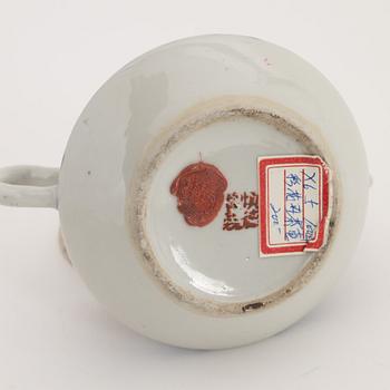 A set of two serving dishes and a teapot, 19th/20th century.