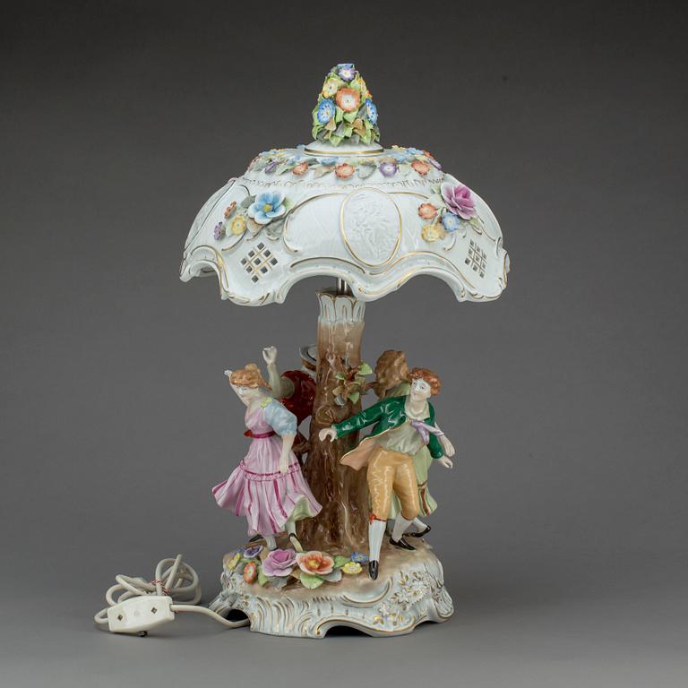 BORDSLAMPA, 1900-tal, porslin.
