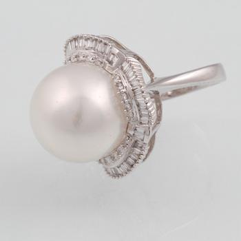 RING, 18K vitguld med briljant och baguettslipade diamanter ca 0.65 ct samt odlad pärla. Vikt 10,7 gram.