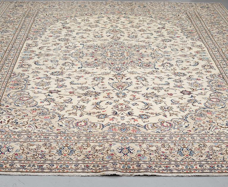 A CARPET, Kashan 402 x 298 cm.