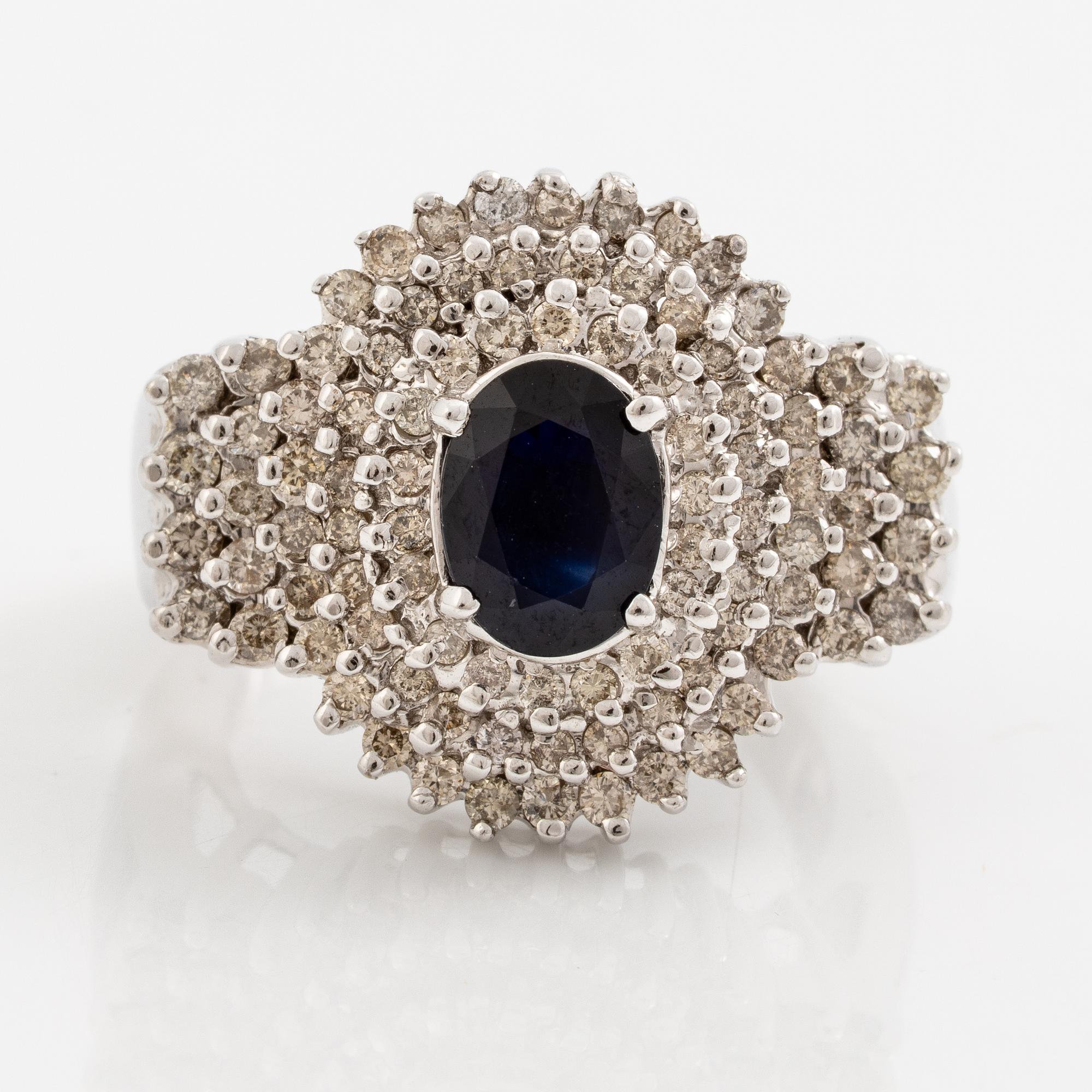 Ring, 14K vitguld med mörk safir och briljantslipade diamanter.