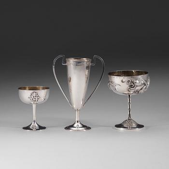 111. PRISPOKALER, tre stycken, silver. Chicheong och Sing Fat, Kina, 1900-talets början.