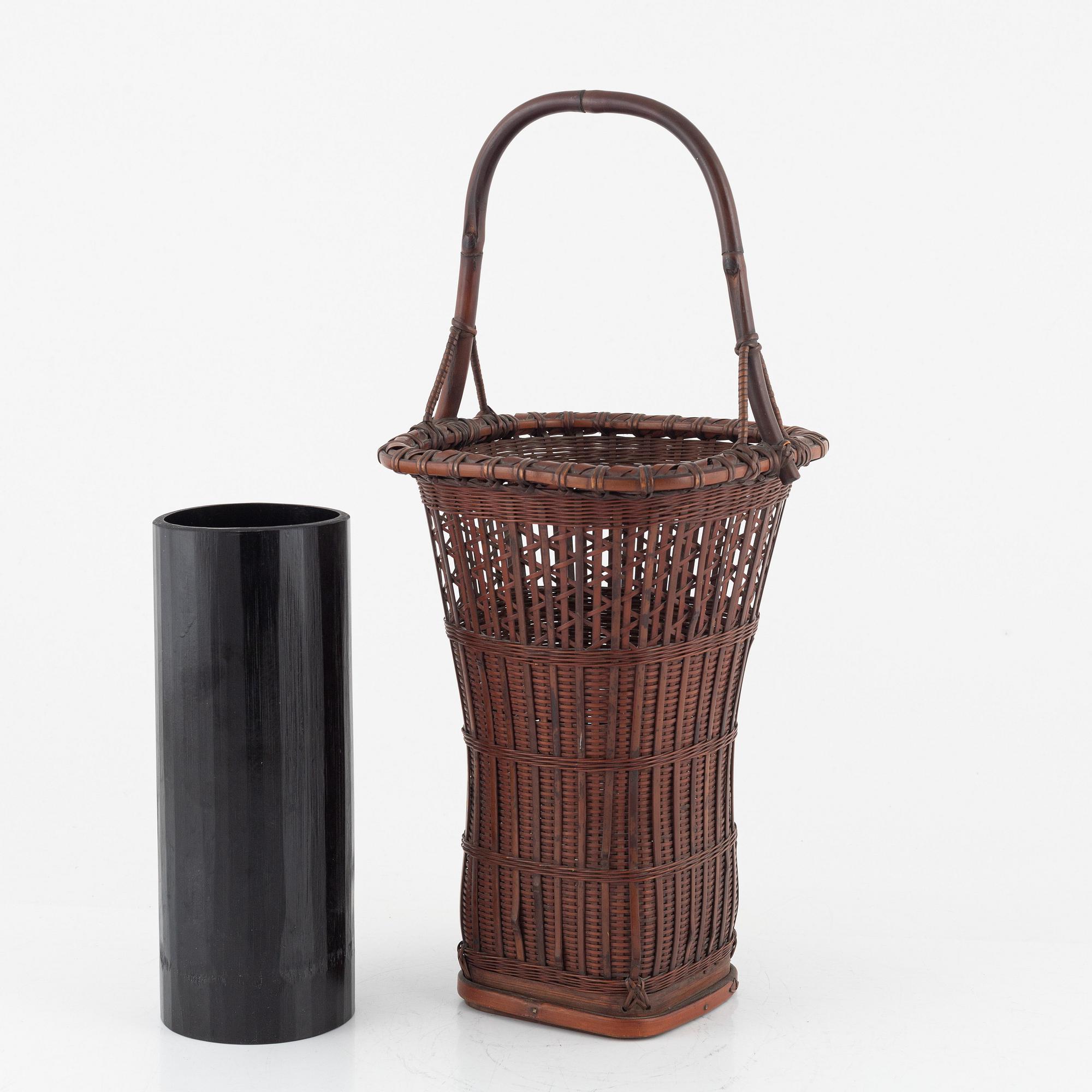 Korg, sotad bambu med insats av trä, Japan, Meiji, omkring år 1900, signerad Kom Tiku Sai.