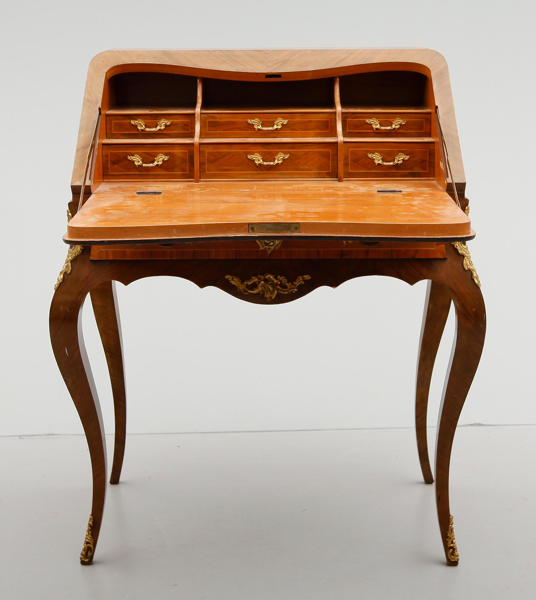 SEKRETÄR, Louis XVI-stil, 1900-talets första hälft.