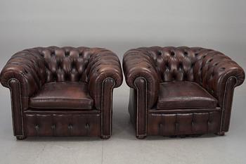 FÅTÖLJER, ett par, Chesterfieldmodell.