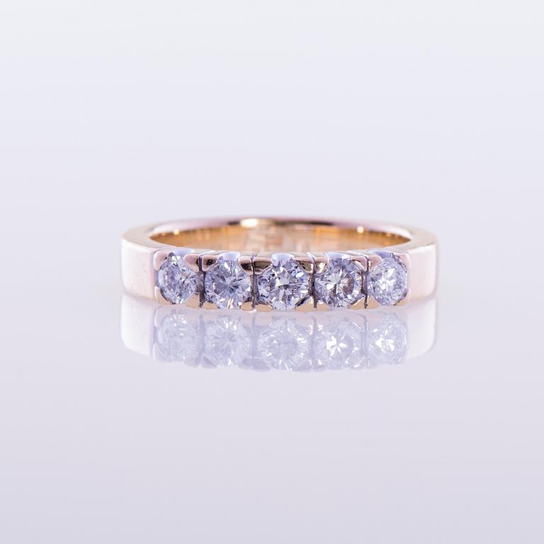RING, 14K guld, briljantslipade diamanter. Vikt ca 4,1 g.