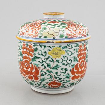 A Chinese wucai porcelain jar with cover, 17th century.