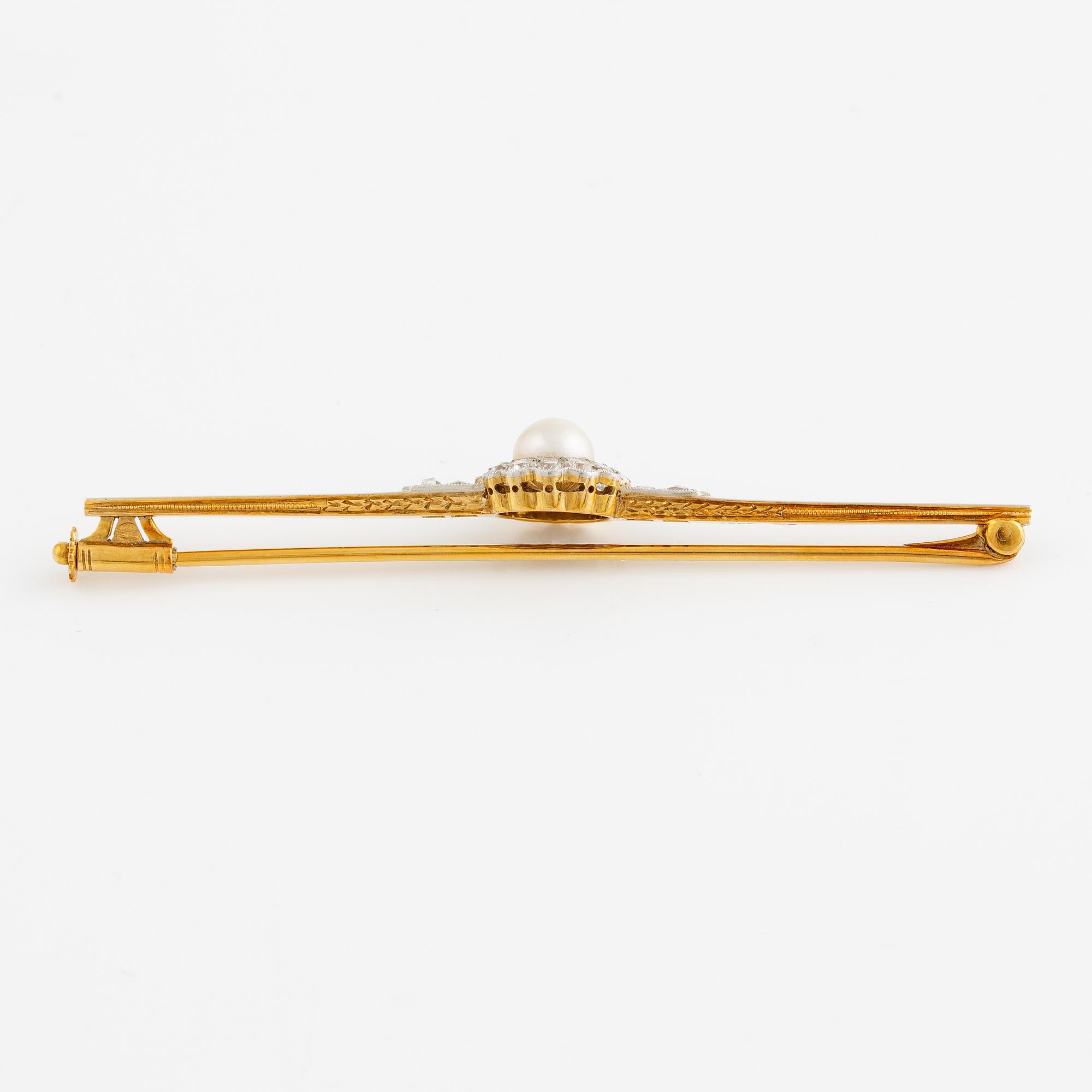 Brooch 18K gold and platinum with a half-pearl and round brilliant and rose-cut diamonds.