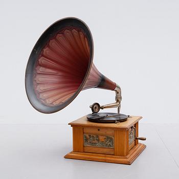 TRATTGRAMOFON, 1900-talets första hälft.