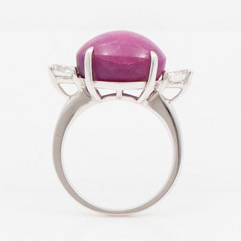 RING med cabochonslipad stjärnrubin samt briljantslipade diamanter, totalt 1.20 ct.