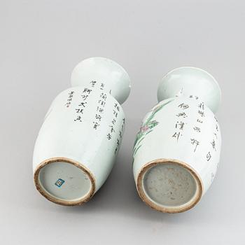 VASER, två stycken, porslin. Kina, 1900.tal.