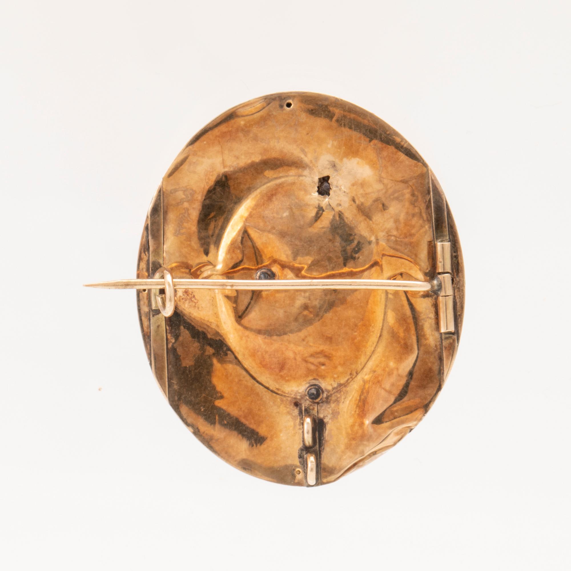 A 14K gold brooch.
