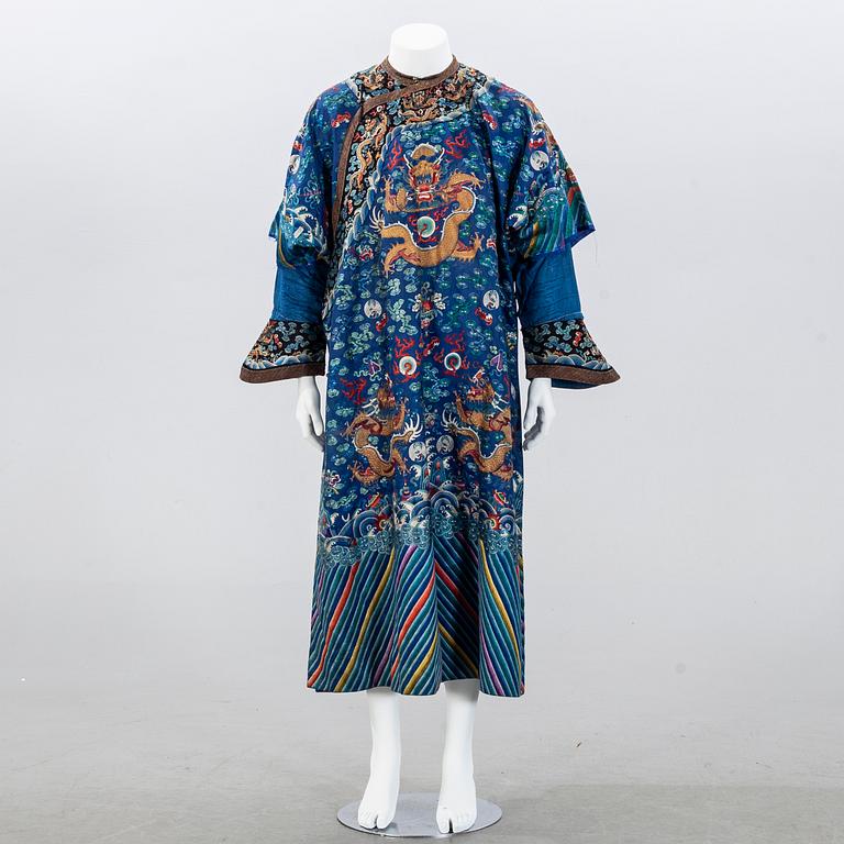 A Chinese embrodiered coat, late Qing dynasty, circa 1900.