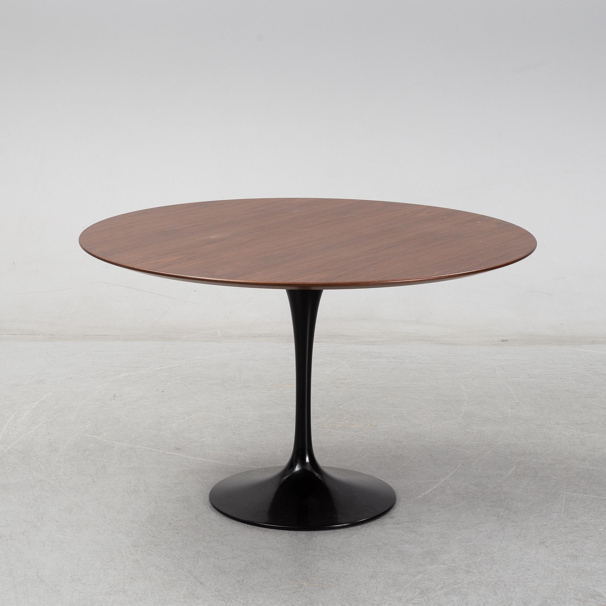 Eero Saarinen, soffbord, "Tulip", undertill brickmärkt KnollStudio Eero Saarinen. Modellen formgiven 1956.