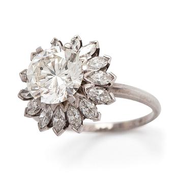 Ring, platina, med en briljantslipad samt markisslipade diamanter tot. ca 3.87 ct. Med intyg.