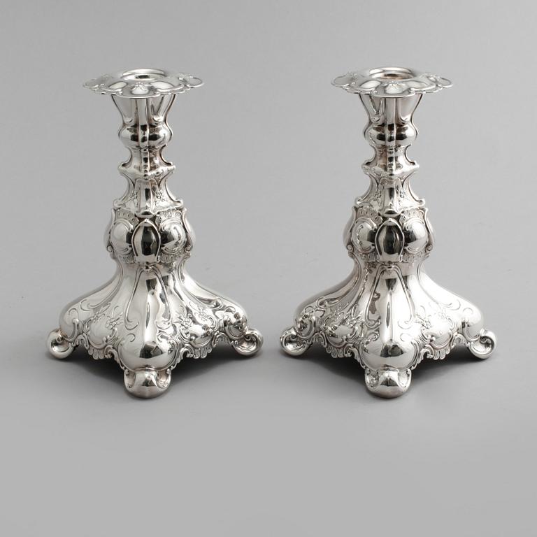LJUSSTAKAR, ett par, silver, rokokostil, GAB, Stockholm, 1952.