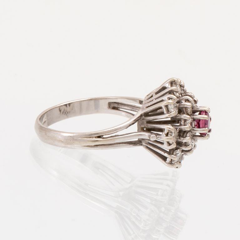Ring 18K vitguld med rubin samt runda briljantslipade diamanter Per-G Forslund Juvelateljén Malmö 1982.