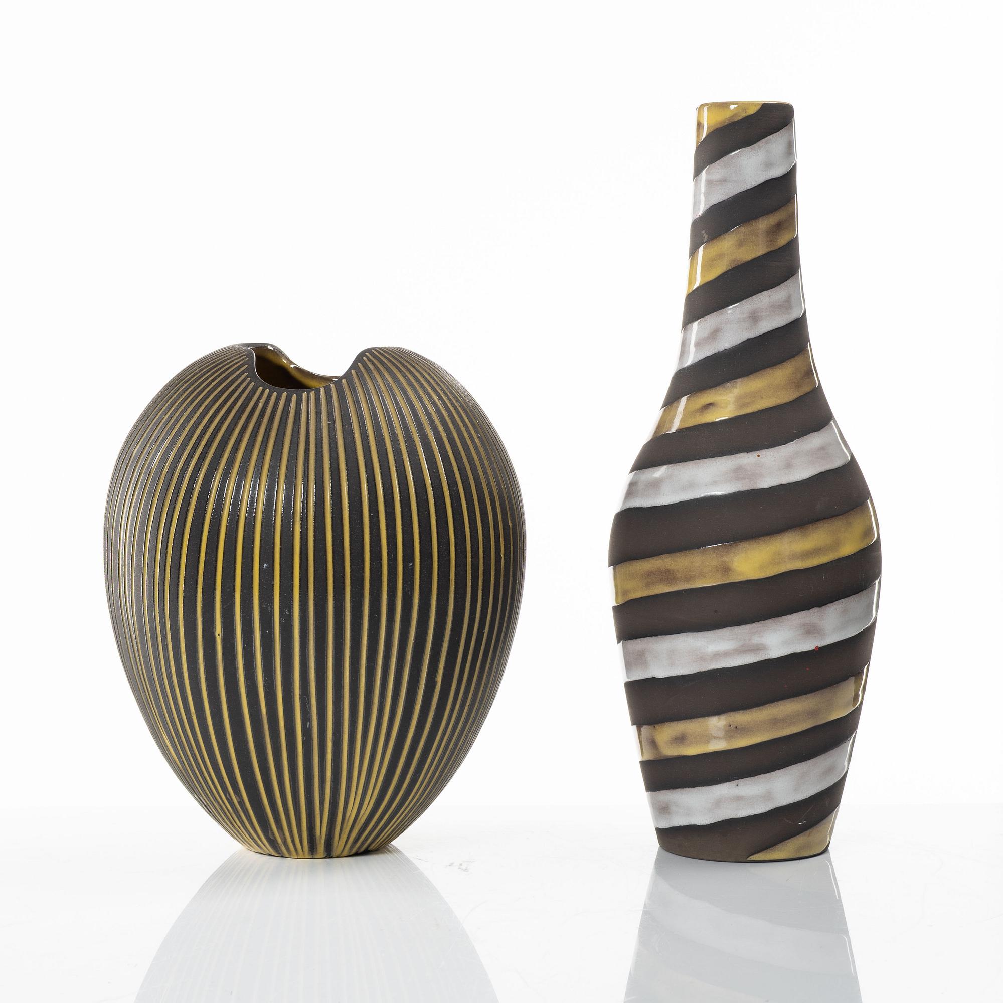 Upsala Ekeby, Ingrid Atterberg, vas, "Spiral" och Hjördis Oldfors, vas, "Kokos", lergods, Upsala-Ekeby.