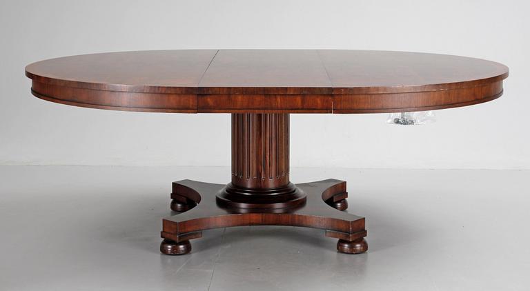 A Ralph Lauren mahogany dinnertable.