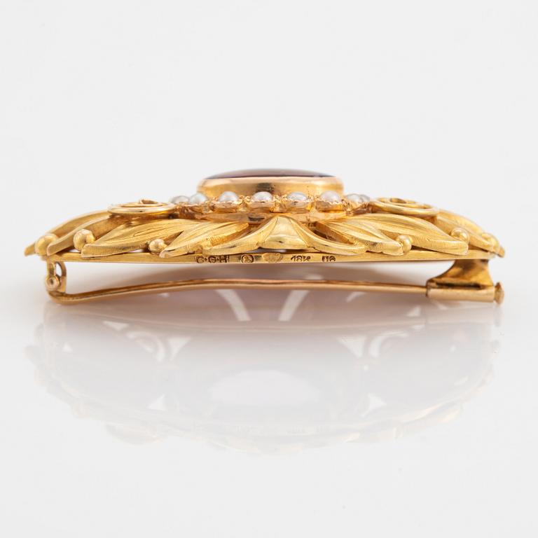An 18K godl brooch set with an amethyst and pearls.