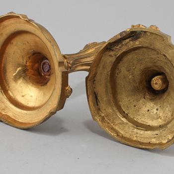 LJUSSTAKAR, 2 st snarlika, gulmetall, 1900-talets första del.