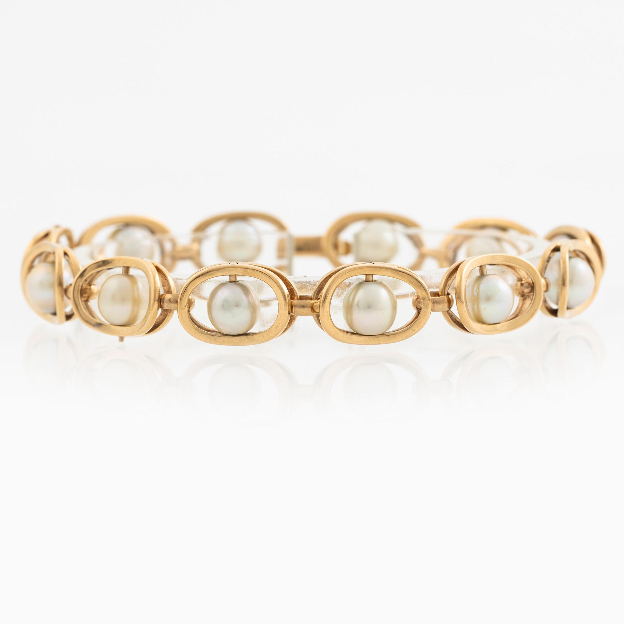 Bracelet 18K gold with cultured pearls.