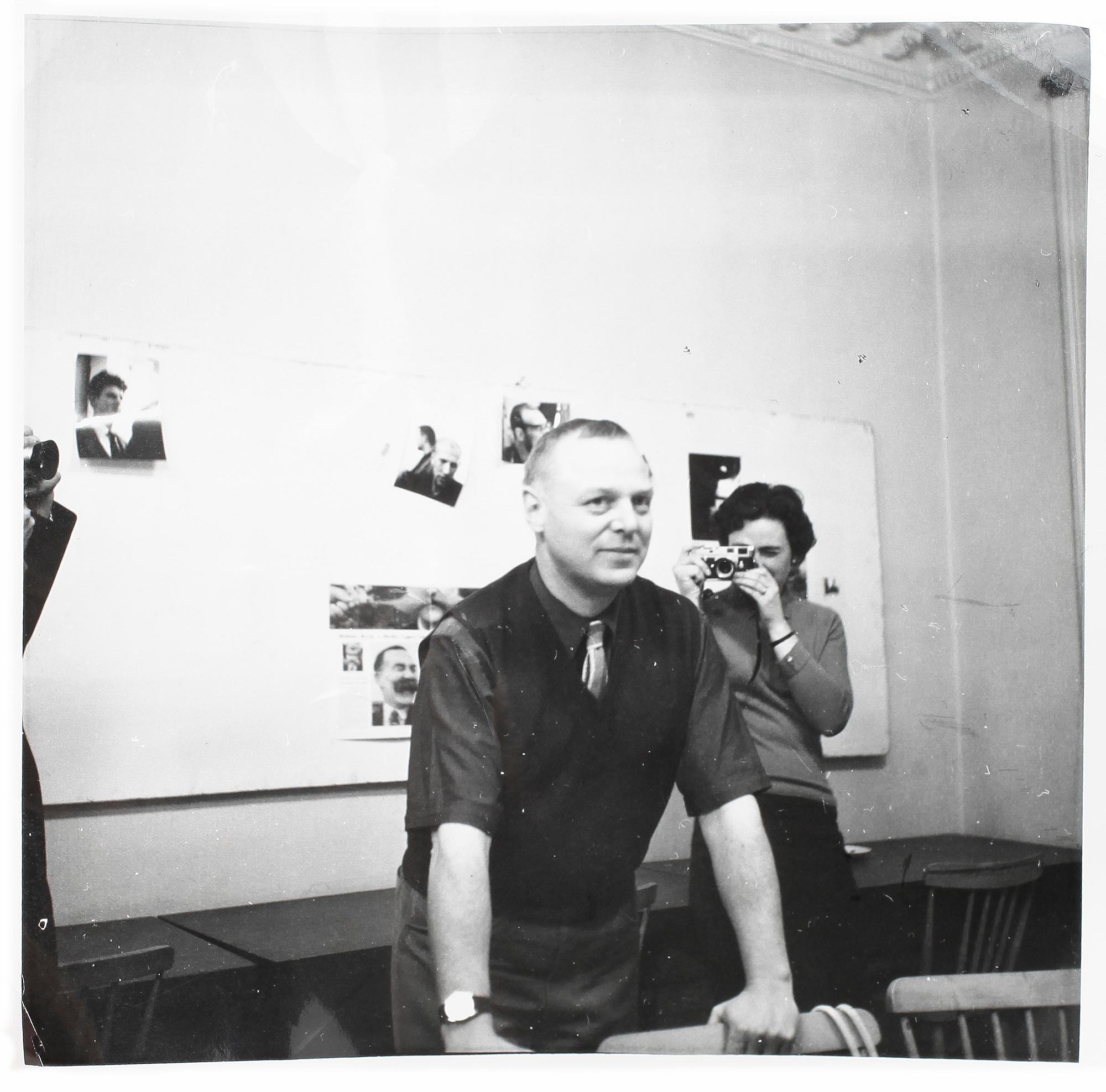 KAMERA samt FOTOGRAFI. Christer Strömholm fotad i skola, 1960-tal.