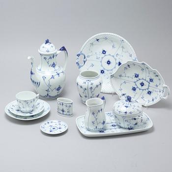 Porcelain tableware set of 35 pcs, "Musselmalet" by Bing & Gröndahl, Denmark, second half of the 20th century.