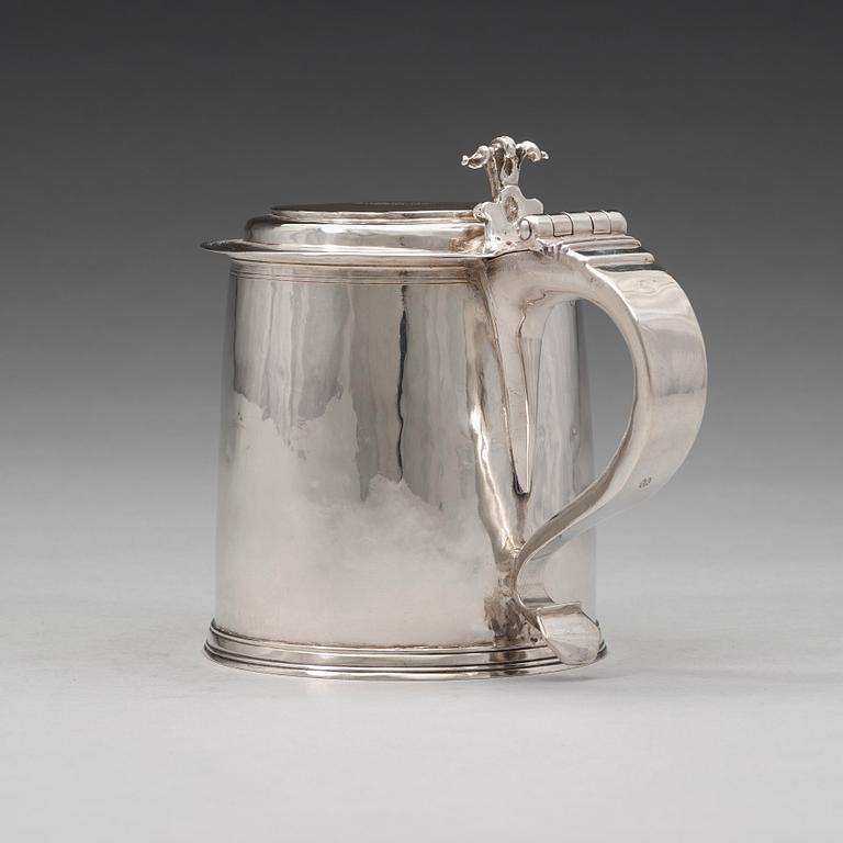 An English 17th century silver tankard, possibly of John Ruslen, London 1680.